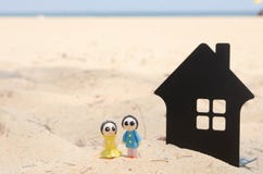 miniatyrpar och miniatyrhus p? den h?rliga stranden arkivbilder miniatyrpar och miniatyrhus p? den h?rliga stranden arkivbilder