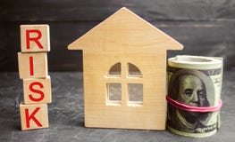 Miniatyrträhus, dollar och inskriften ’risk ’, Köpa ett hus, en lägenhet och finansiella risker Förlust av egenskapen för royaltyfri foto Miniatyrträhus, dollar och inskriften ’risk ’, Köpa ett hus, en lägenhet och finansiella risker Förlust av egenskapen för royaltyfri foto
