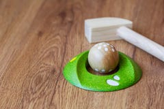 Minigolfhout voor jonge geitjes Golfclub en een bal tijdens een minigolfspel Kinderen` s spelen thuis royalty-vrije stock foto's Minigolfhout voor jonge geitjes Golfclub en een bal tijdens een minigolfspel Kinderen` s spelen thuis royalty-vrije stock foto's