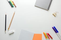 Minimale het werkruimte - de Creatieve vlakte legt foto van werkruimtebureau met sketchbook en houten potlood op exemplaar ruimte royalty-vrije stock foto's Minimale het werkruimte - de Creatieve vlakte legt foto van werkruimtebureau met sketchbook en houten potlood op exemplaar ruimte royalty-vrije stock foto's