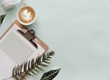 Minimalistische Levensstijl voor Website, Marketing, Sociale Media met koffie royalty-vrije stock afbeeldingen Minimalistische Levensstijl voor Website, Marketing, Sociale Media met koffie royalty-vrije stock afbeeldingen