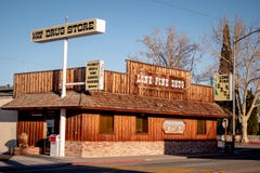 Minimarket nel villaggio storico del pino solo - PINO SOLO CA, U.S.A. - 29 MARZO 2019 fotografia stock Minimarket nel villaggio storico del pino solo - PINO SOLO CA, U.S.A. - 29 MARZO 2019 fotografia stock