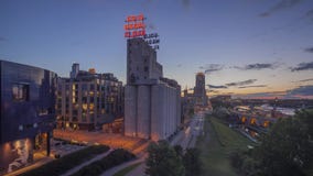 Minneapolis, manganeso - agosto de 2017 - un tiro crepuscular de la exposición larga del centro de la ciudad, del molino hariner Minneapolis, manganeso - agosto de 2017 - un tiro crepuscular de la exposición larga del centro de la ciudad, del molino hariner
