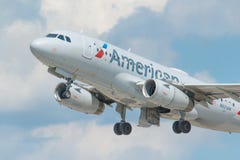 MINNEAPOLIS, MINNESOTA/DE V.S. - 25 JUNI, 2019: Close-up van het vertrek die van vliegtuigvliegtuigen van MSP van start gaan - Mi royalty-vrije stock foto's MINNEAPOLIS, MINNESOTA/DE V.S. - 25 JUNI, 2019: Close-up van het vertrek die van vliegtuigvliegtuigen van MSP van start gaan - Mi royalty-vrije stock foto's