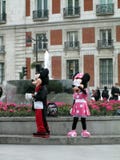 Minnie en Mickey Mouse-groetmensen in La Puerta del Sol Madrid Spain stock foto's Minnie en Mickey Mouse-groetmensen in La Puerta del Sol Madrid Spain stock foto's