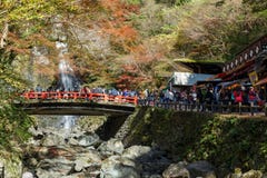 Mino-Wasserfall im Herbst, Osaka, Kansai, Japan lizenzfreie stockfotografie Mino-Wasserfall im Herbst, Osaka, Kansai, Japan lizenzfreie stockfotografie