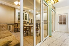 MINSK, BELARUS - janvier 2019 : intérieur de cuisine de luxure des appartements plats de grenier images stock MINSK, BELARUS - janvier 2019 : intérieur de cuisine de luxure des appartements plats de grenier images stock