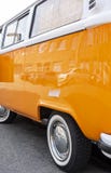 Minsk, Belarus, le 14 août 2018 - type orange de Volkswagen - T2 de VW 2 s'est garé sur la rue, connue sous le nom de transporteu photographie stock libre de droits Minsk, Belarus, le 14 août 2018 - type orange de Volkswagen - T2 de VW 2 s'est garé sur la rue, connue sous le nom de transporteu photographie stock libre de droits