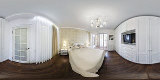 MINSK, BIELORRUSIA - AGOSTO DE 2018: panorama esférico inconsútil completo 360 del hdri adentro en el dormitorio interior de apar foto de archivo libre de regalías MINSK, BIELORRUSIA - AGOSTO DE 2018: panorama esférico inconsútil completo 360 del hdri adentro en el dormitorio interior de apar foto de archivo libre de regalías
