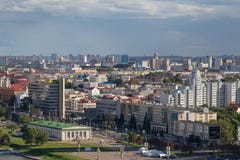 MINSK, BIELORRUSIA - 15 DE AGOSTO DE 2016: Vista aérea de la parte al sudoeste del Minsk con los altos edificios viejos y nuevos imagen de archivo MINSK, BIELORRUSIA - 15 DE AGOSTO DE 2016: Vista aérea de la parte al sudoeste del Minsk con los altos edificios viejos y nuevos imagen de archivo