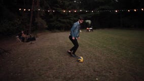 Minsk, Bielorrússia - 9 de julho de 2016: Dois homens de negócios consideráveis novos que jogam o futebol/futebol fora em um parq vídeos de arquivo Minsk, Bielorrússia - 9 de julho de 2016: Dois homens de negócios consideráveis novos que jogam o futebol/futebol fora em um parq vídeos de arquivo