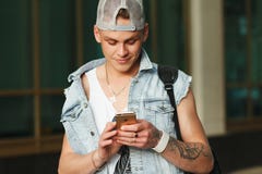 MINSK - POSSONO, 27: Equipaggi la mano che giudica la nuova retina di iPhone 6s isolata su fondo uniforme, MINSK - MAGGIO, 27 fotografia stock MINSK - POSSONO, 27: Equipaggi la mano che giudica la nuova retina di iPhone 6s isolata su fondo uniforme, MINSK - MAGGIO, 27 fotografia stock