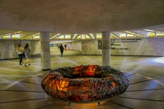 MINSK VITRYSSLAND - MAJ 01, 2018: Folk som nästan går en cirkelstrcuture på den underjordiska sikten av Stela, Minsk hjältestad Royaltyfri Bild MINSK VITRYSSLAND - MAJ 01, 2018: Folk som nästan går en cirkelstrcuture på den underjordiska sikten av Stela, Minsk hjältestad Royaltyfri Bild