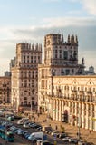 MINSK VITRYSSLAND - SEPT 28 2017: postera fyrkanten nära järnvägsstationen, torn - port till staden Royaltyfri Fotografi MINSK VITRYSSLAND - SEPT 28 2017: postera fyrkanten nära järnvägsstationen, torn - port till staden Royaltyfri Fotografi