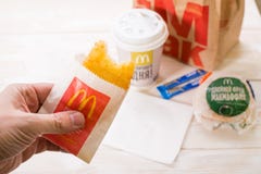 Minsk, Wit-Rusland - April 16, het ontbijt van 2017 in McDonald ` s, Hamburg royalty-vrije stock foto Minsk, Wit-Rusland - April 16, het ontbijt van 2017 in McDonald ` s, Hamburg royalty-vrije stock foto