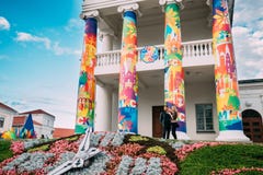 Minsk, Wit-Rusland Jong Paar die zich dichtbij het Oude Stadhuis O bevinden van Minsk royalty-vrije stock afbeeldingen Minsk, Wit-Rusland Jong Paar die zich dichtbij het Oude Stadhuis O bevinden van Minsk royalty-vrije stock afbeeldingen