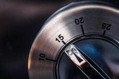 15 minutos - macro de um temporizador análogo da cozinha de Chrome com fundo escuro imagens de stock 15 minutos - macro de um temporizador análogo da cozinha de Chrome com fundo escuro imagens de stock