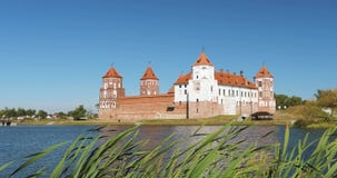 MIR, Bielorrusia Mir Castle Complex From Side del lago Sitio del patrimonio mundial de la UNESCO Señal famosa en el verano Sunny almacen de video MIR, Bielorrusia Mir Castle Complex From Side del lago Sitio del patrimonio mundial de la UNESCO Señal famosa en el verano Sunny almacen de video