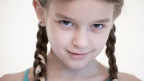 Mirada abierta del primer de una muchacha caucásica con las coletas que se abren y que se cierran los ojos Enojado y ciego en la almacen de metraje de vídeo Mirada abierta del primer de una muchacha caucásica con las coletas que se abren y que se cierran los ojos Enojado y ciego en la almacen de metraje de vídeo