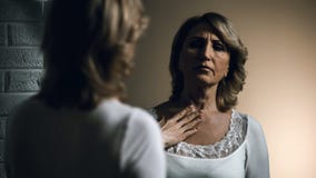Mirada femenina mayor triste en espejo con el repugnancia, problema de envejecimiento, inseguridades foto de archivo libre de regalías Mirada femenina mayor triste en espejo con el repugnancia, problema de envejecimiento, inseguridades foto de archivo libre de regalías
