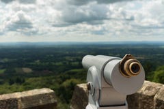 Mirada hacia fuera de un punto de opinión del telescopio en la cima de Leith Hill Tower fotos de archivo libres de regalías Mirada hacia fuera de un punto de opinión del telescopio en la cima de Leith Hill Tower fotos de archivo libres de regalías