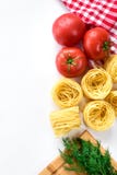 Mirada superior en las verduras y las pastas tradicionales para Italia, fondo blanco imágenes de archivo libres de regalías Mirada superior en las verduras y las pastas tradicionales para Italia, fondo blanco imágenes de archivo libres de regalías