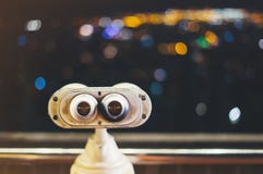 Mirada turística del telescopio en la ciudad con la vista de Barcelona España, cierre encima de los prismáticos viejos en punto d fotografía de archivo libre de regalías Mirada turística del telescopio en la ciudad con la vista de Barcelona España, cierre encima de los prismáticos viejos en punto d fotografía de archivo libre de regalías