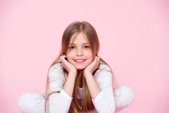 Mirada y cuidado del cabello, pastel dinámico de la belleza Fondo del rosa de la sonrisa de la niña Niño feliz con la cara linda foto de archivo Mirada y cuidado del cabello, pastel dinámico de la belleza Fondo del rosa de la sonrisa de la niña Niño feliz con la cara linda foto de archivo
