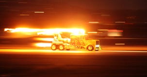 MIRAMAR, ΑΣΒΈΣΤΙΟ - 3 ΟΚΤΩΒΡΊΟΥ: Οι Shockwave αεριωθούμενοι πύραυλοι φορτηγών κάτω από το διάδρομο στο Miramar αέρα παρουσιάζουν Στοκ Εικόνα MIRAMAR, ΑΣΒΈΣΤΙΟ - 3 ΟΚΤΩΒΡΊΟΥ: Οι Shockwave αεριωθούμενοι πύραυλοι φορτηγών κάτω από το διάδρομο στο Miramar αέρα παρουσιάζουν Στοκ Εικόνα