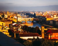 Mirando del este a lo largo del Arno Ponte Vecchio, Florencia, Italia fotografía de archivo Mirando del este a lo largo del Arno Ponte Vecchio, Florencia, Italia fotografía de archivo