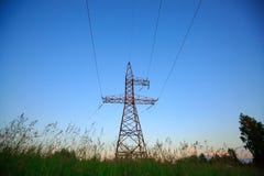 Mire para arriba el alto voltaje de las torres del powertransmission Imágenes de archivo libres de regalías Mire para arriba el alto voltaje de las torres del powertransmission Imágenes de archivo libres de regalías