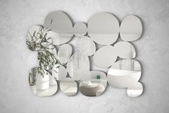 Miroir moderne sous forme de cailloux accrochant sur le mur reflétant la scène de conception intérieure, salle de bains lumineuse Photo stock Miroir moderne sous forme de cailloux accrochant sur le mur reflétant la scène de conception intérieure, salle de bains lumineuse Photo stock