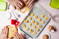 Mis tortas hechas en casa del cocinero de la hija y de la madre con las bayas secas fotografía de archivo libre de regalías Mis tortas hechas en casa del cocinero de la hija y de la madre con las bayas secas fotografía de archivo libre de regalías