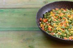 Miscela delle verdure fritte in una pentola immagine stock libera da diritti Miscela delle verdure fritte in una pentola immagine stock libera da diritti