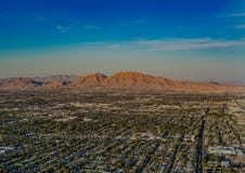 Miscela di stupore del deserto e della città con cielo blu fotografia stock Miscela di stupore del deserto e della città con cielo blu fotografia stock