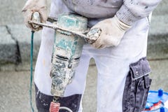 Mischende Gipslösung in einem Eimer, unter Verwendung einer elektrischen Bohrmaschine stockbilder Mischende Gipslösung in einem Eimer, unter Verwendung einer elektrischen Bohrmaschine stockbilder