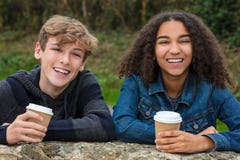 Mischrasse-Jugendliche Junge u. Afroamerikaner-Mädchen-trinkender Kaffee stockfotografie Mischrasse-Jugendliche Junge u. Afroamerikaner-Mädchen-trinkender Kaffee stockfotografie