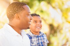 Mischrasse-Sohn und Afroamerikaner-Vater Talking Outdoors Stockfotos Mischrasse-Sohn und Afroamerikaner-Vater Talking Outdoors Stockfotos