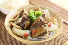 Mischsuppe des Rindfleisches und des Rettichs auf chinesischer Schüssel auf Bambusbehälter stockfotos Mischsuppe des Rindfleisches und des Rettichs auf chinesischer Schüssel auf Bambusbehälter stockfotos