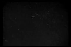 Misiles históricos de la Primera Guerra Mundial de la reconstrucción que caen del cielo en la noche metrajes Misiles históricos de la Primera Guerra Mundial de la reconstrucción que caen del cielo en la noche metrajes