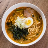 Miso di ramen di carne con carne di maiale, latte di soia, brodo della carne di maiale, funghi, uova, cipolle, mais, carote e zuc fotografia stock libera da diritti Miso di ramen di carne con carne di maiale, latte di soia, brodo della carne di maiale, funghi, uova, cipolle, mais, carote e zuc fotografia stock libera da diritti