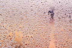 Misted exponeringsglas med vattendroppar på en orange bakgrund royaltyfria bilder Misted exponeringsglas med vattendroppar på en orange bakgrund royaltyfria bilder