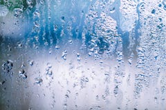 Mistedglas met waterdalingen op blauwe achtergrond royalty-vrije stock afbeeldingen Mistedglas met waterdalingen op blauwe achtergrond royalty-vrije stock afbeeldingen