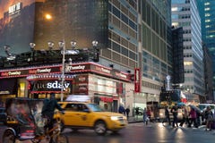 Mistig Manhattan - regelen de nabijgelegen Tijden van het Nachtverkeer, Uit het stadscentrum New York, Manhattan royalty-vrije stock fotografie Mistig Manhattan - regelen de nabijgelegen Tijden van het Nachtverkeer, Uit het stadscentrum New York, Manhattan royalty-vrije stock fotografie