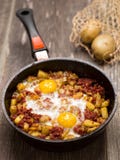 Mistura triturada rústica da batata da carne em lata Imagem de Stock Mistura triturada rústica da batata da carne em lata Imagem de Stock
