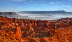Misty Morning Amonst The Hoodoos immagini stock libere da diritti Misty Morning Amonst The Hoodoos immagini stock libere da diritti