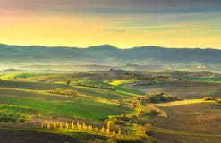 Misty πανόραμα επαρχίας της Τοσκάνης, κυλώντας λόφοι και πράσινος τομέας στοκ εικόνα με δικαίωμα ελεύθερης χρήσης Misty πανόραμα επαρχίας της Τοσκάνης, κυλώντας λόφοι και πράσινος τομέας στοκ εικόνα με δικαίωμα ελεύθερης χρήσης