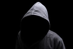 Mit Kapuze Mann im Schatten Mit Kapuze Mann im Schatten