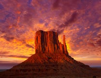 Mitaine occidentale de vallée de monument au ciel de coucher du soleil photo stock Mitaine occidentale de vallée de monument au ciel de coucher du soleil photo stock