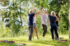 Mitarbeiter-Geben hoch--Fünf, nachdem mit Bausteinen an spielen lizenzfreie stockfotografie Mitarbeiter-Geben hoch--Fünf, nachdem mit Bausteinen an spielen lizenzfreie stockfotografie